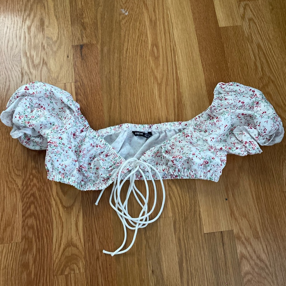 WHITE FLORAL CROPPED GOING OUT TOP